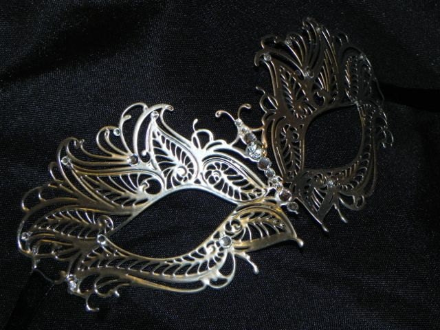 Laser Geschnittene Karnevalsmaske - Mit Strass-Akzenten Laser Geschnittene Karnevalsmaske - Mit Strass-Akzenten von TheCraftyChemist07