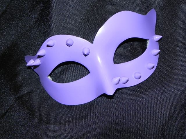 Lila Maske Mit Bolzen Und Spike Akzente Lila Maske Mit Bolzen Und Spike Akzente von TheCraftyChemist07