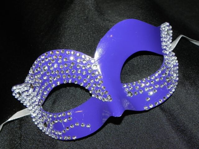 Lila Maske Mit Strass-Akzenten Lila Maske Mit Strass-Akzenten von TheCraftyChemist07