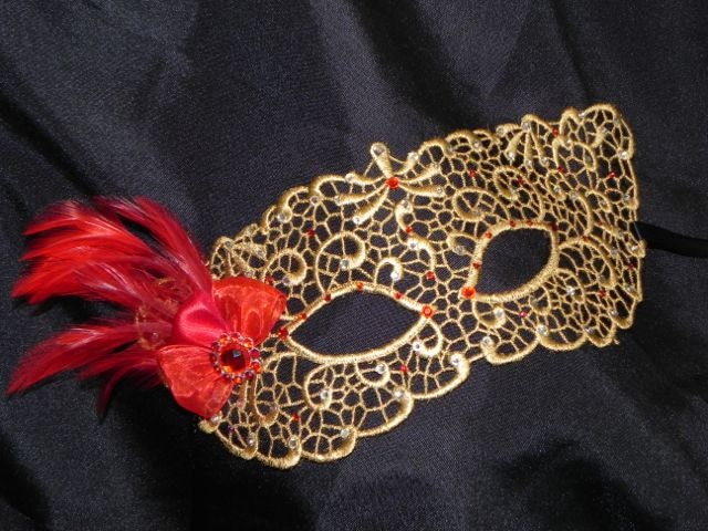 Maske Gold Lace Floral Design Mit Roten Akzenten Maske Gold Lace Floral Design Mit Roten Akzenten von TheCraftyChemist07