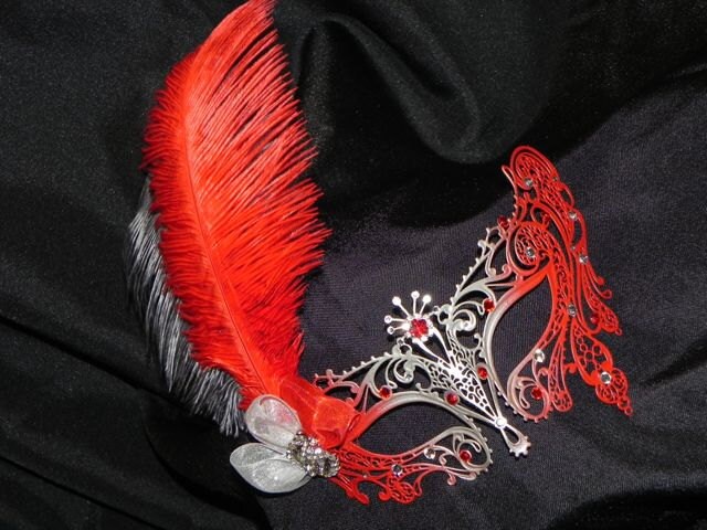 Metall Karnevalsmaske Mit Roten Und Silbernen Federn Strass Metall Karnevalsmaske Mit Roten Und Silbernen Federn Strass von TheCraftyChemist07