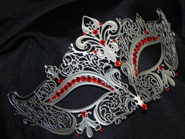 Metall Silber Und Rot Halloween-Maske von TheCraftyChemist07