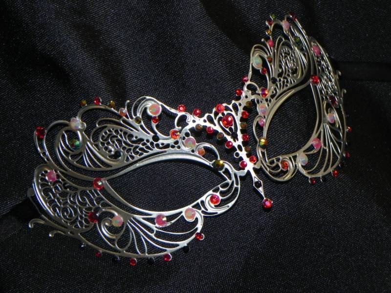 Metallic Masquerade Maske Mit Roten, Schwarzen Und Pfirsichfarbenen Edelsteinen von TheCraftyChemist07