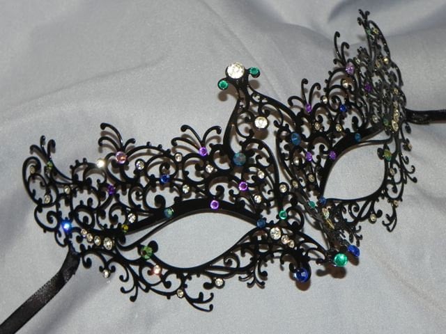 Metallic Scroll Filigrane Maskenmaske Mit Pfauen-Akzenten Metallic Scroll Filigrane Maskenmaske Mit Pfauen-Akzenten von TheCraftyChemist07