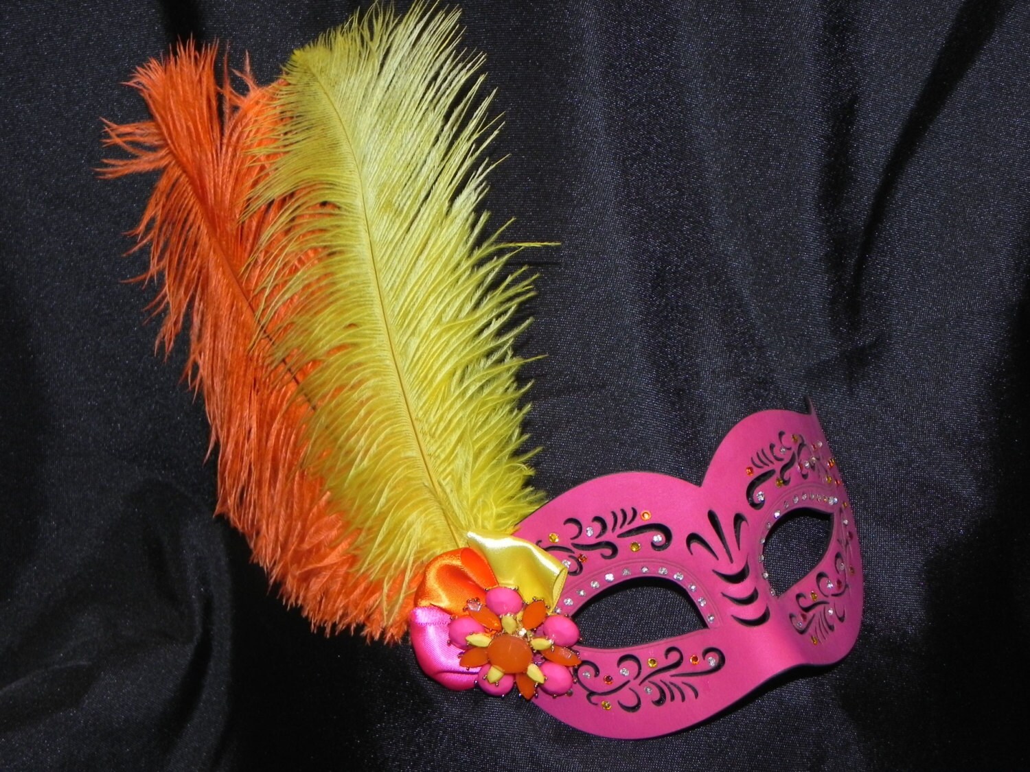 Rosa, Orange Und Gelb Leder Karnevalsmaske Rosa, Orange Und Gelb Leder Karnevalsmaske von TheCraftyChemist07
