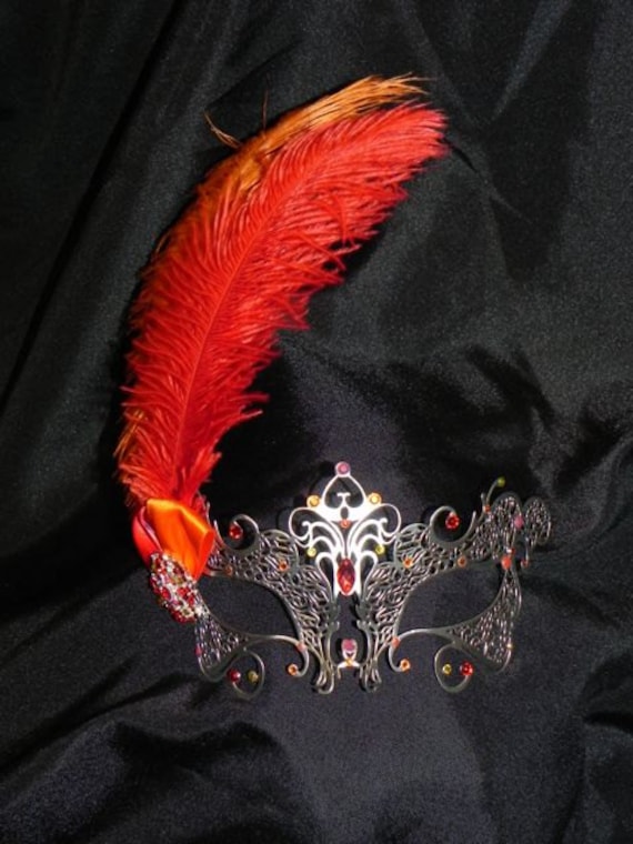 Rote, Orange Und Gelbe Metall Maskerade Maske Mit Straußenfedern Rote, Orange Und Gelbe Metall Maskerade Maske Mit Straußenfedern von TheCraftyChemist07