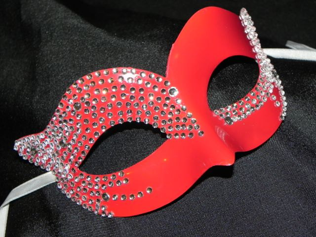 Rote Maske Mit Strass-Akzenten Rote Maske Mit Strass-Akzenten von TheCraftyChemist07