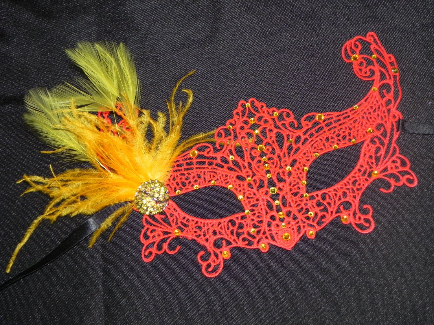 Rote Spitze Maske Mit Gelben Federn Und Akzente Rote Spitze Maske Mit Gelben Federn Und Akzente von TheCraftyChemist07