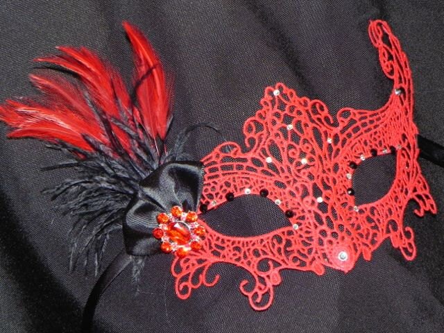Rote Spitze-Maske Mit Schwarzen Federn Und Akzente Rote Spitze-Maske Mit Schwarzen Federn Und Akzente von TheCraftyChemist07