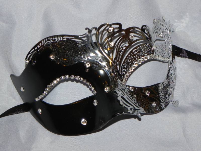 Schwarze Masquerade Maske Silber Metall Laubsägearbeit, Strass Akzente Schwarze Masquerade Maske Silber Metall Laubsägearbeit, Strass Akzente von TheCraftyChemist07