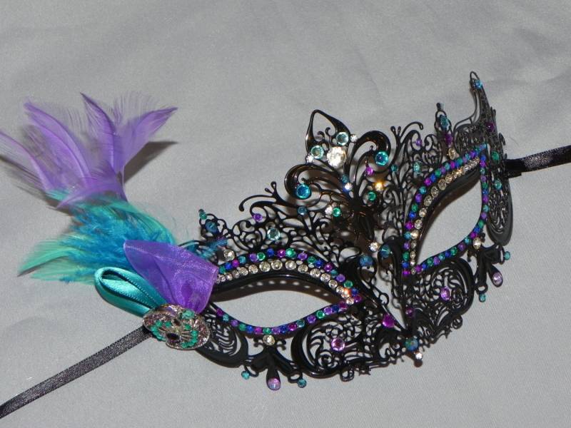 Schwarze Metall-Maske Mit Akzenten in Lila Und Teal Schwarze Metall-Maske Mit Akzenten in Lila Und Teal von TheCraftyChemist07
