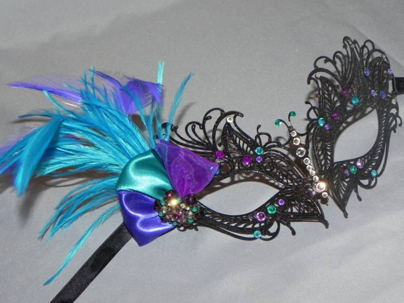 Schwarze Metall-Maske Mit Akzenten in Lila Und Teal Schwarze Metall-Maske Mit Akzenten in Lila Und Teal von TheCraftyChemist07