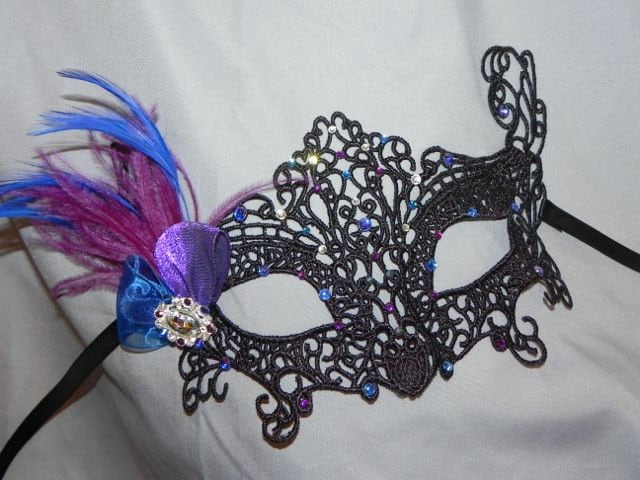 Schwarzer Spitze Maske Mit Lila Und Blauen Federn Akzente von TheCraftyChemist07