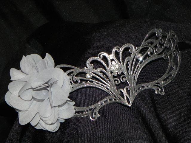 Silber Metallic Maske Mit Chiffon Floral Akzent Silber Metallic Maske Mit Chiffon Floral Akzent von TheCraftyChemist07