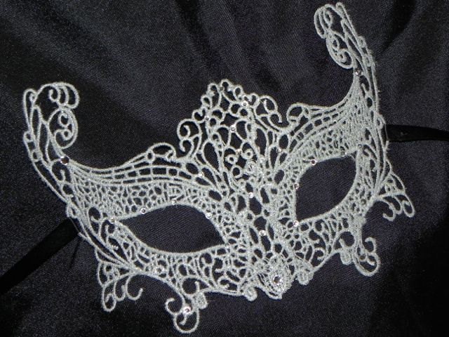 Silber Spitze Karnevalsmaske - Erhältlich in Schwarz Oder Weiß Silber Spitze Karnevalsmaske - Erhältlich in Schwarz Oder Weiß von TheCraftyChemist07