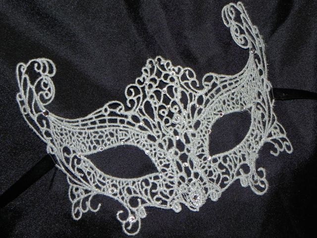 Silber Spitze Karnevalsmaske - Erhältlich in Schwarz Oder Weiß Silber Spitze Karnevalsmaske - Erhältlich in Schwarz Oder Weiß von TheCraftyChemist07