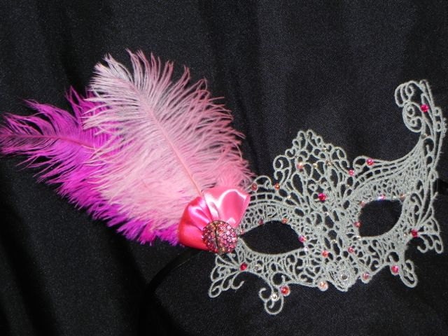 Silber Spitze Maske Mit Rosa Federn Und Akzente Silber Spitze Maske Mit Rosa Federn Und Akzente von TheCraftyChemist07
