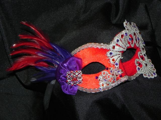 Spitze Und Federn Karnevalsmaske in Rot, Lila Silber von TheCraftyChemist07