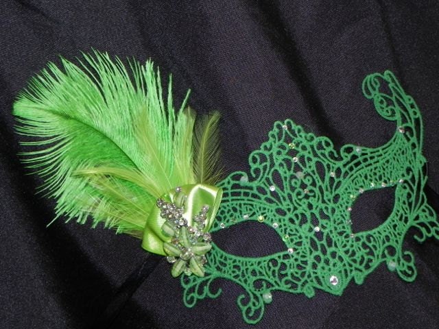 Spitzen-Maske in Grün Mit Hellgrün Federn Und Akzente Spitzen-Maske in Grün Mit Hellgrün Federn Und Akzente von TheCraftyChemist07
