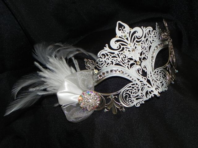 Weiß Und Silber Metallic Maske Mit Kleinen Federn Weiß Und Silber Metallic Maske Mit Kleinen Federn von TheCraftyChemist07