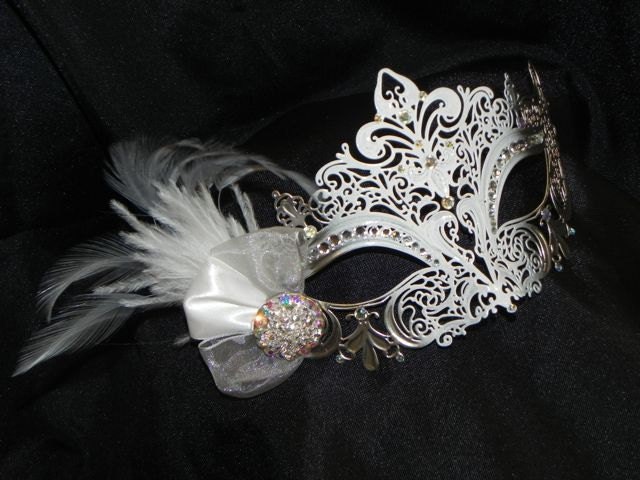 Weiß Und Silber Metallic Maske Mit Kleinen Federn Weiß Und Silber Metallic Maske Mit Kleinen Federn von TheCraftyChemist07
