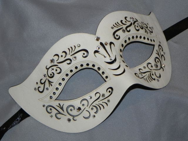 Weißes Ledermaske Mit Cut Out Und Strass-Akzenten Weißes Ledermaske Mit Cut Out Und Strass-Akzenten von TheCraftyChemist07