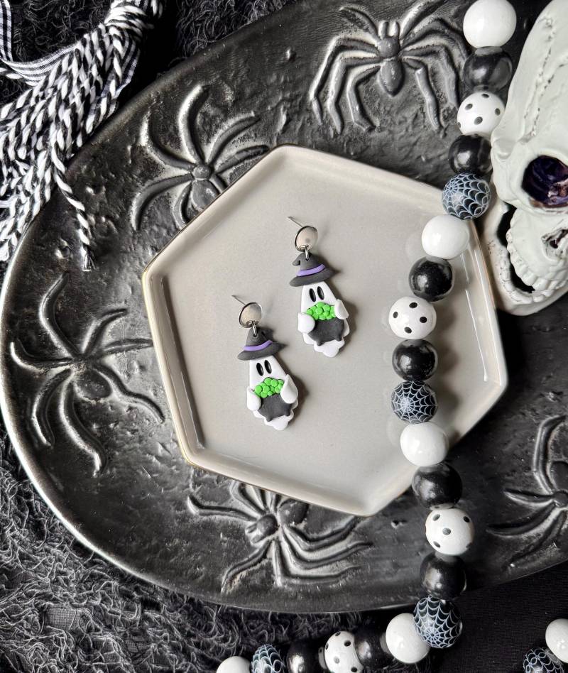 Hexe Geist Baumeln Ohrringe, Niedliche Halloween Ton Kessel Geschenke Für Sie, Silber Zubehör, Gruseligen Schmuck von TheCraftyDramatic