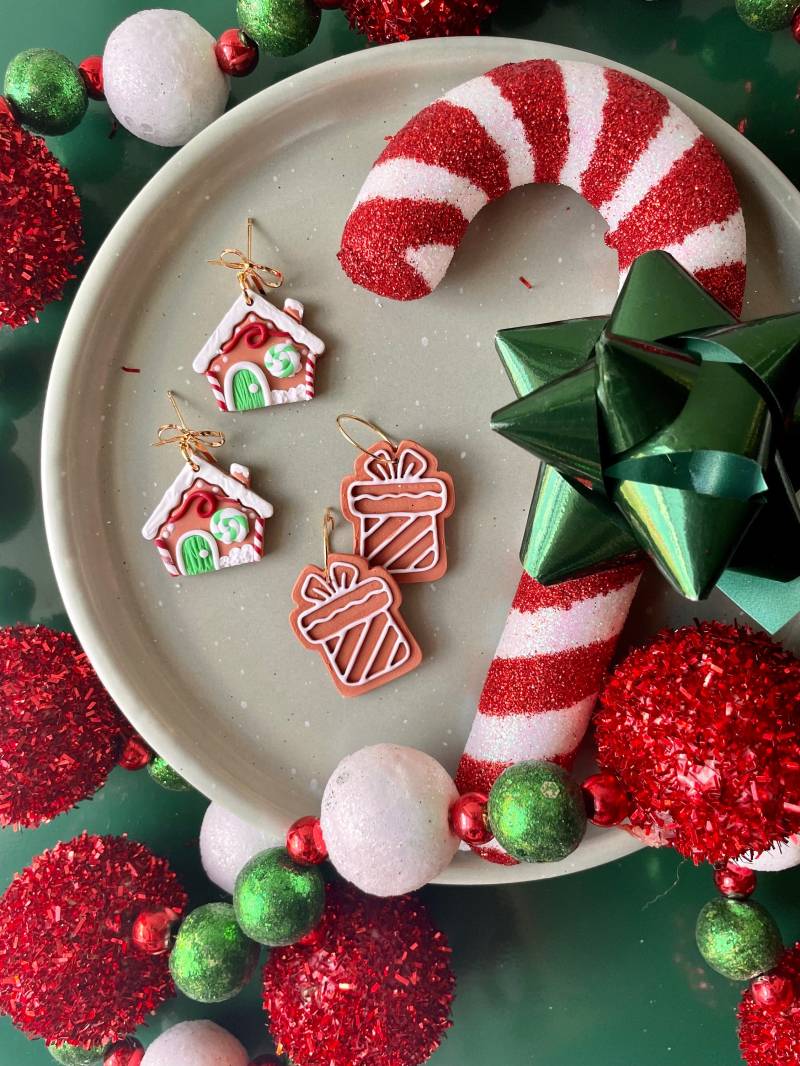 Lebkuchenhaus Ohrringe, Lebkuchen Cookie Gold Creolen, Baumeln, Weihnachten Ohrringe Aus Ton, Bogen Ohrstecker, Urlaub von TheCraftyDramatic