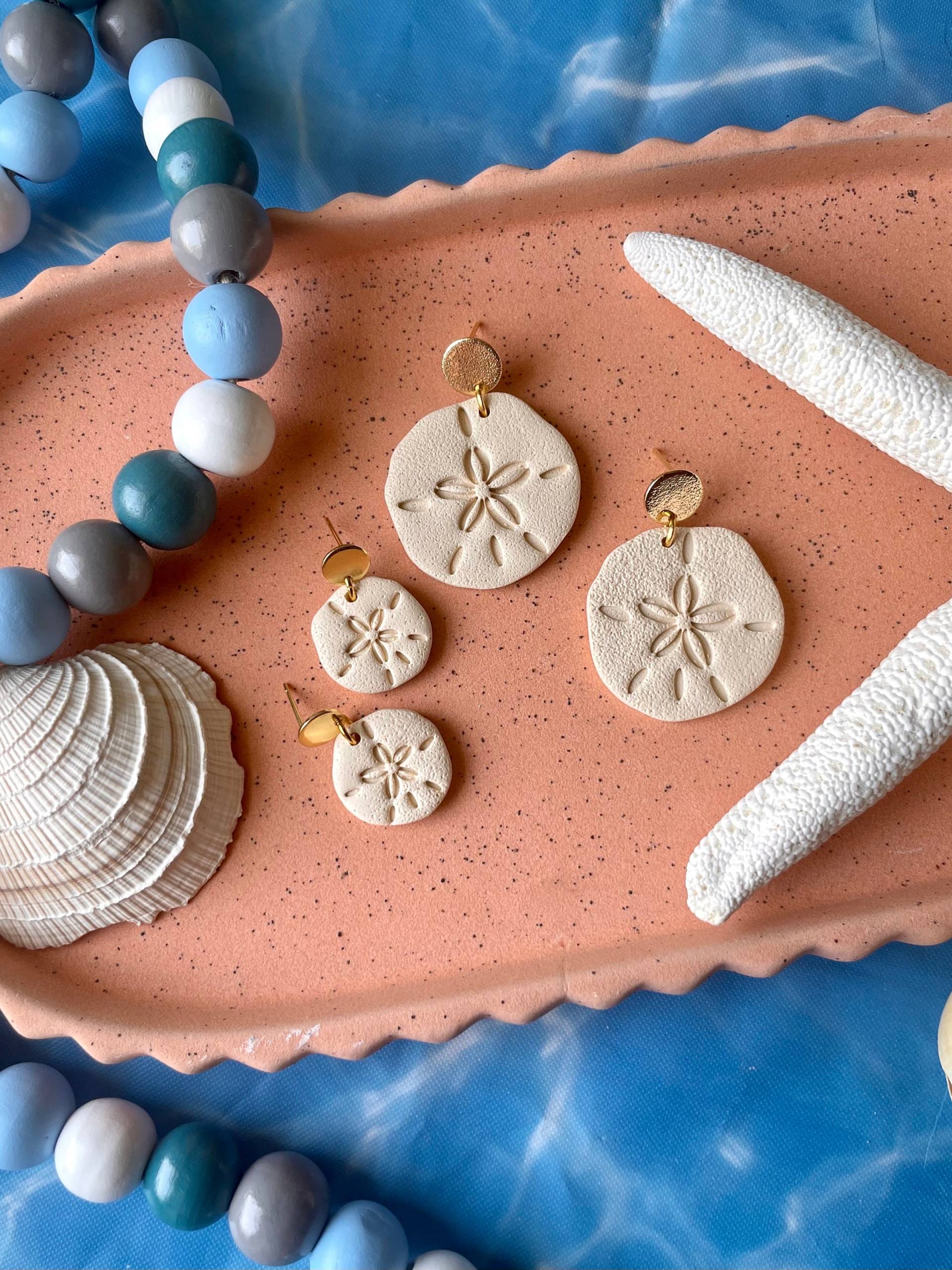 Sand Dollar Ohrringe, Sommer Ozean Strand Ton Gold Ohrstecker, Geschenke, Baumelt von TheCraftyDramatic