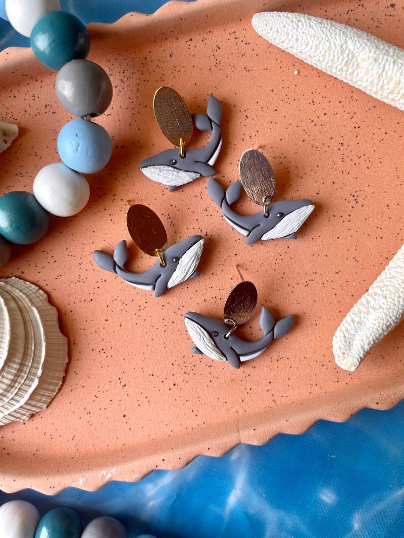 Wal Ohrringe, Sommer Ozean Strand Ton Gold Ohrstecker, Geschenke Für Sie, Baumelt Unter Dem Meer, Blau von TheCraftyDramatic