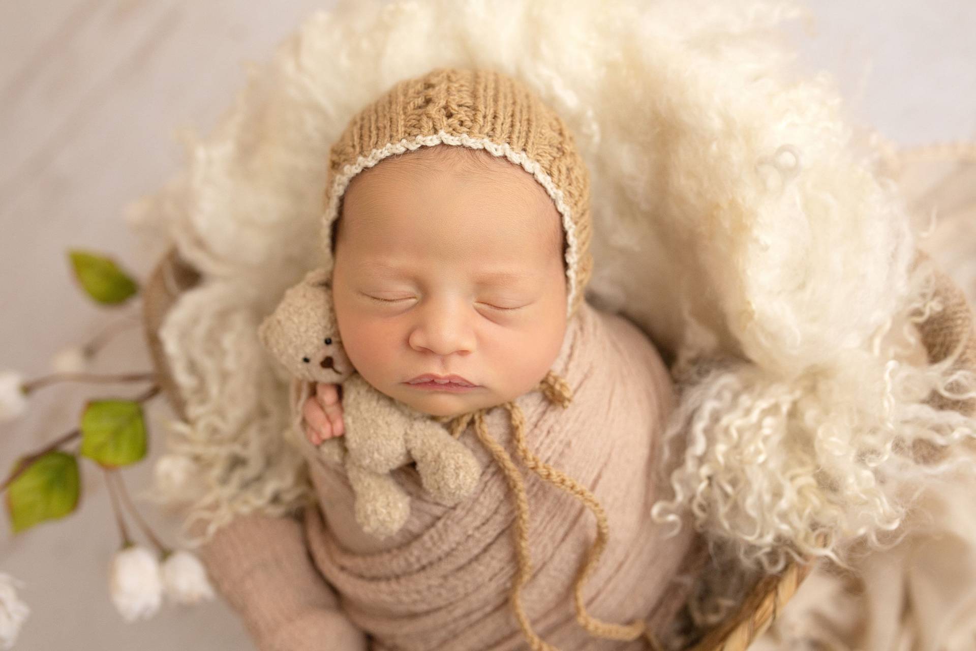 Beige Creme Neugeborenen Mütze, Neutral Baby Mädchen Vintage Handgefertigte Rts Beige Mütze von TheCraftyEuropean