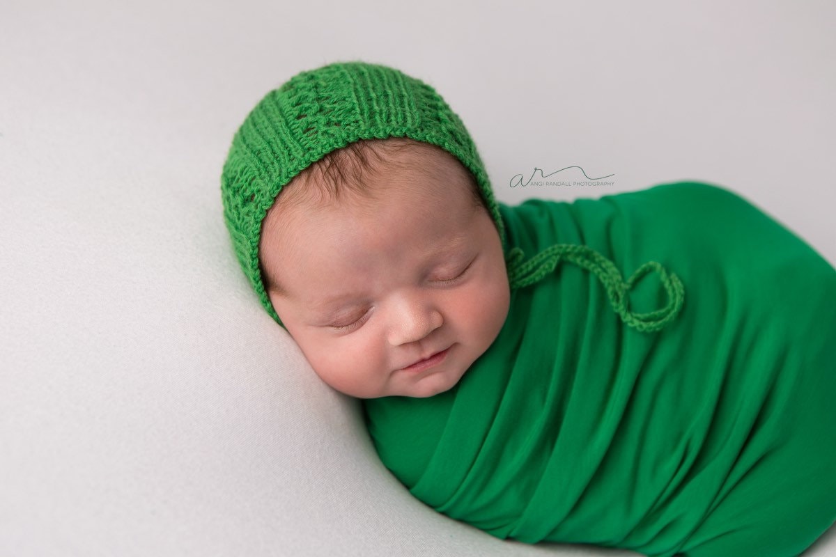 Grüne Baby Mütze, Strickmütze Newborn Grüne Foto Requisite Mütze von TheCraftyEuropean