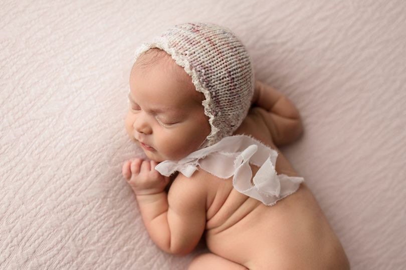 Neugeborenen Mütze, Blass Rosa Baby Foto Requisite Zarte Mütze Rosa Creme von TheCraftyEuropean