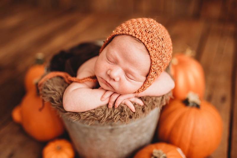 Orangefarbene Baby-Mütze, Rost-Orange-Mütze, Unisex-Babymütze, Neugeborenen-Mütze, Neugeborenen-Foto-Requisite von TheCraftyEuropean