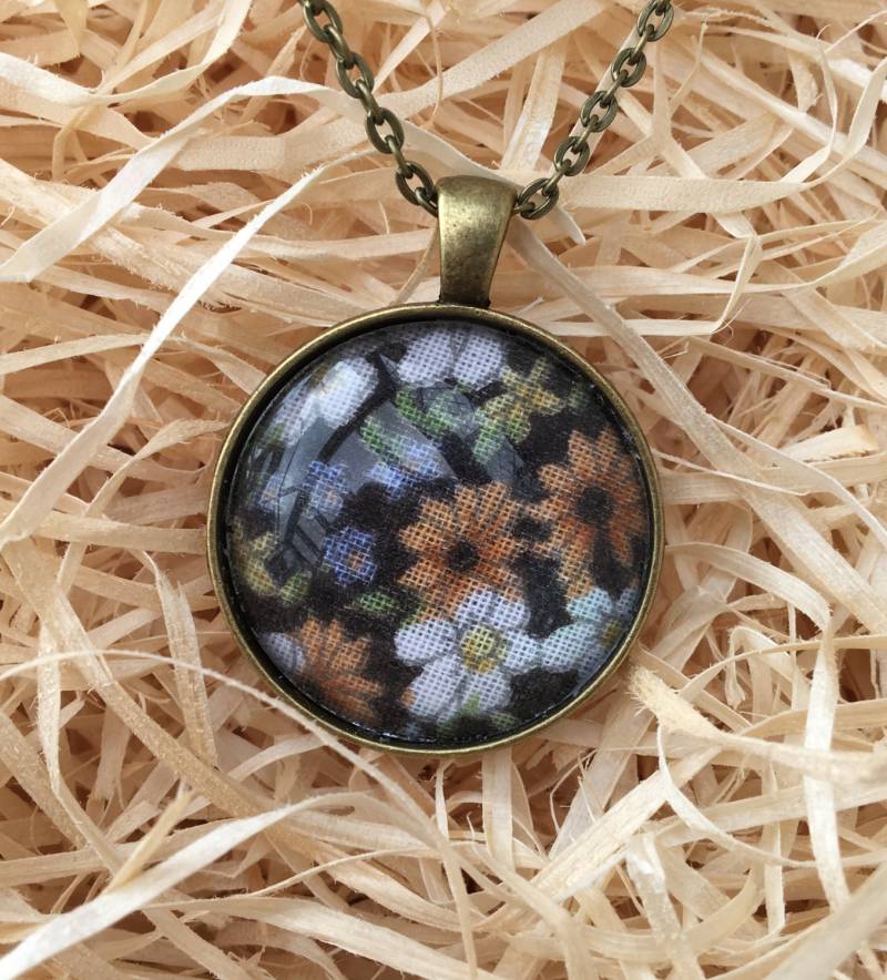 Runde Schwarze Anhänger | Blumen Glascabochon Halskette Geschenk Antik Bronze Runde Schwarze Anhänger | Blumen Glascabochon Halskette Geschenk Antik Bronze von TheCraftyFlorist