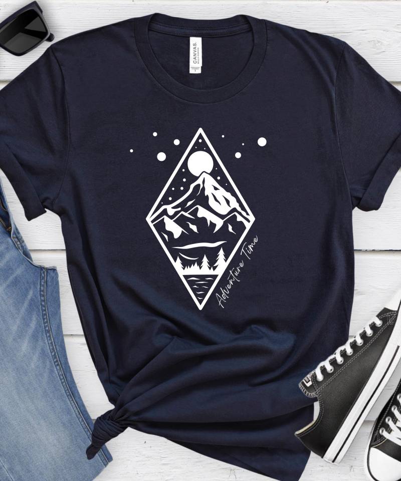 Adventure Time Shirt, Vacation Camping Gift For Traveler, Sun & Mountain, Hiking, Camping, Outdoor Nature Lover von TheCreativeSky