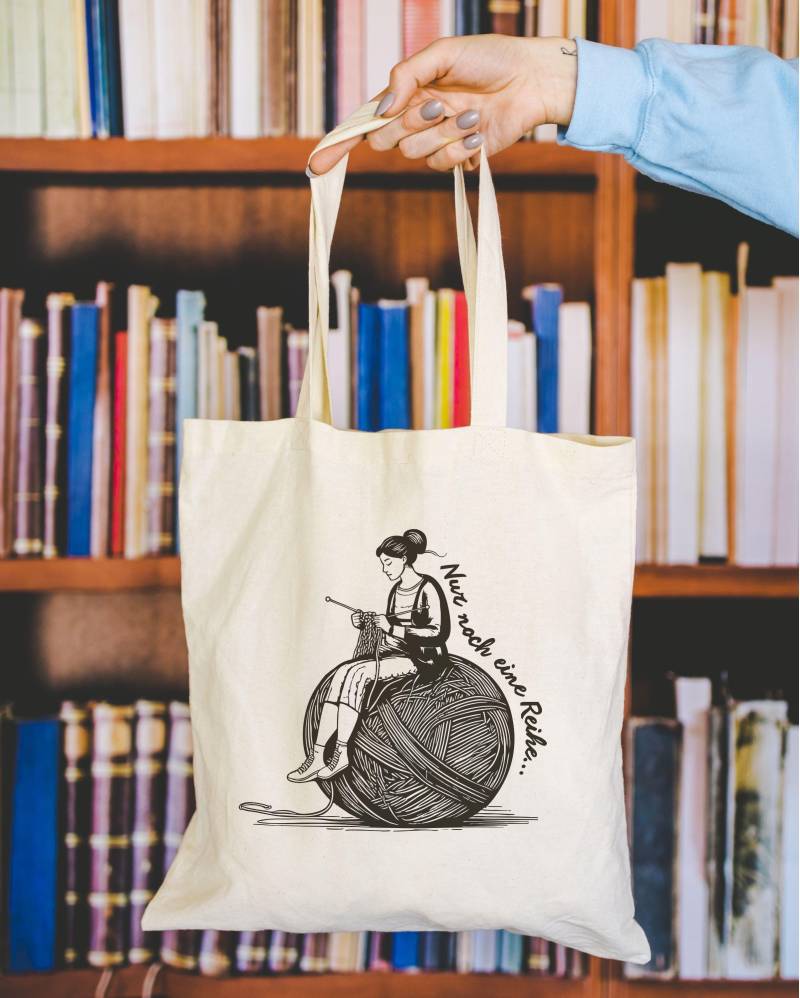 Nur Noch Eine Reihe Jutebeutel, Projektbeutel Für Strickerin, Stofftasche Wollknäuel, Baumwolltasche Mit Spruch Geschenk Häkeln Hobby von TheCreativeSky