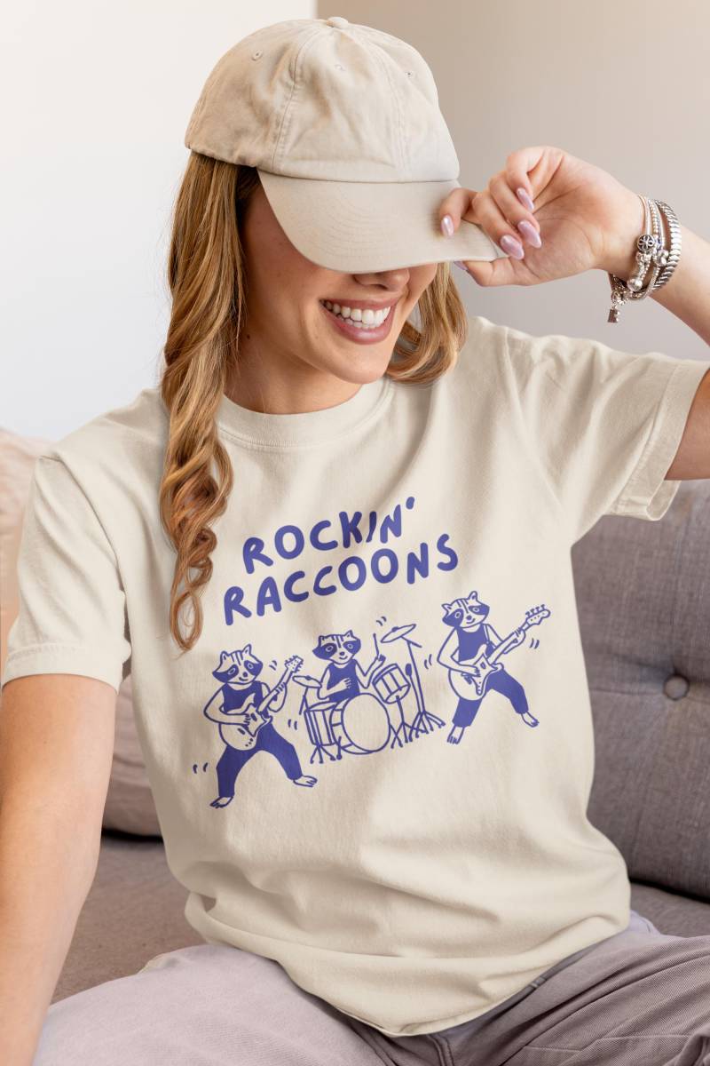 Rocking Raccoons, Witziges Rock Band Shirt Mit Waschbär Illustration, Musikfan Musikliebhaber T-Shirt, Unisex Damen Herren Oversize von TheCreativeSky