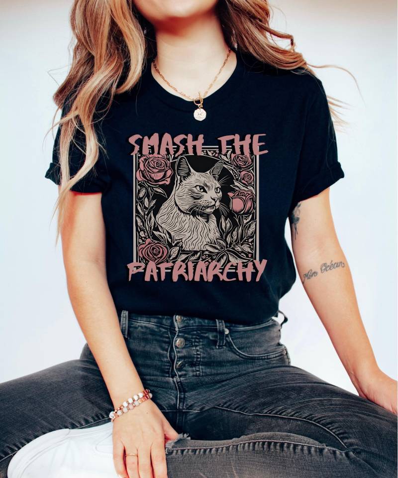 Smash The Patriarchy T-Shirt, Childless Cat Lady, Feminist Statement Shirt, Lover Apparel, T Shirt Mit Katzen Print Im Linocut Stil von TheCreativeSky