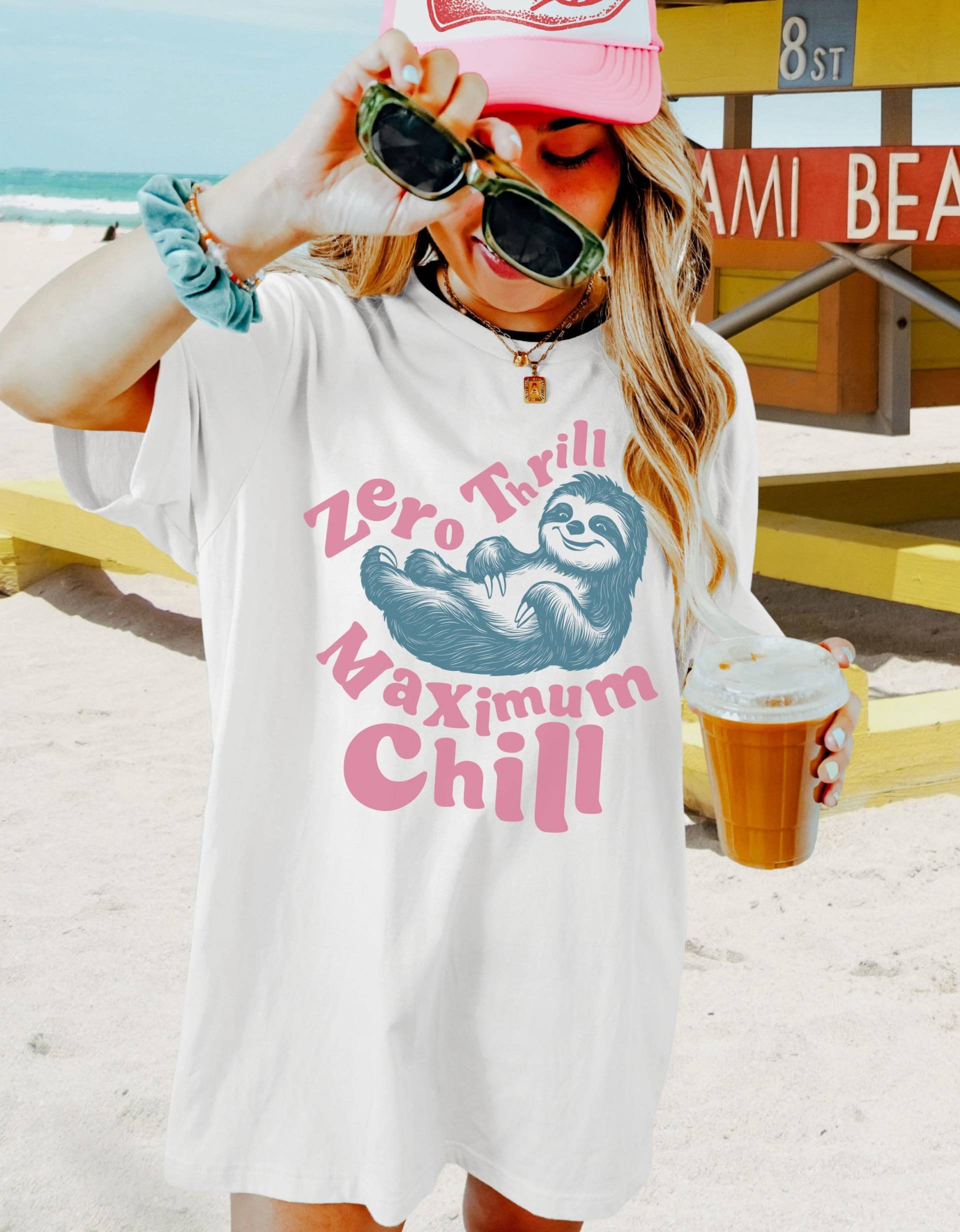 Süßes Faultier Shirt Für Entspannte Tage Zuhause, Geschenk Faulenzer Freundin, Grafik T-Shirt Mit Tiermotiv Im Retro Stil, Slow Living von TheCreativeSky