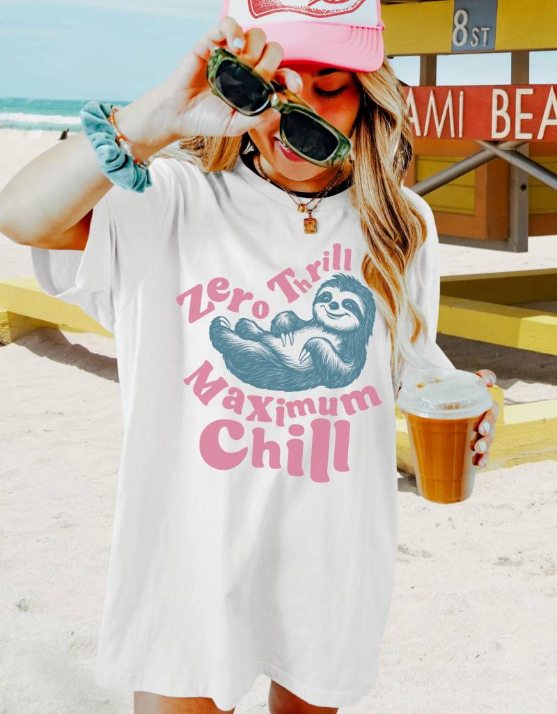 Süßes Faultier Shirt Für Entspannte Tage Zuhause, Geschenk Faulenzer Freundin, Grafik T-Shirt Mit Tiermotiv Im Retro Stil, Slow Living von TheCreativeSky