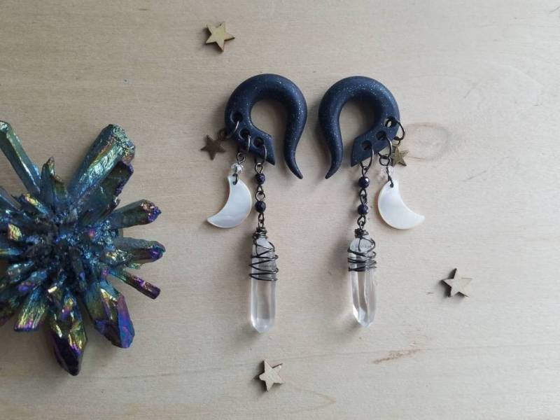 Blau Goldstone Celestial Charmed Gauges // Gunmetall Silber Perlmutt Monde Messing Sterne Bergkristall Kristall Anhänger Plugs Blau Goldstone Celestial Charmed Gauges // Gunmetall Silber Perlmutt Monde Messing Sterne Bergkristall Kristall Anhänger Plugs von TheCreatorsCreations