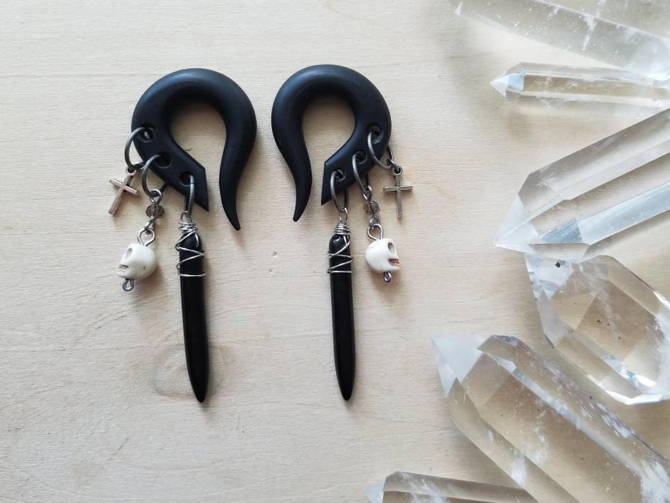 Silber Gothic Charm Ohrschmuck // Totenkopf Kreuz Spikes Plugs Silber Gothic Charm Ohrschmuck // Totenkopf Kreuz Spikes Plugs von TheCreatorsCreations