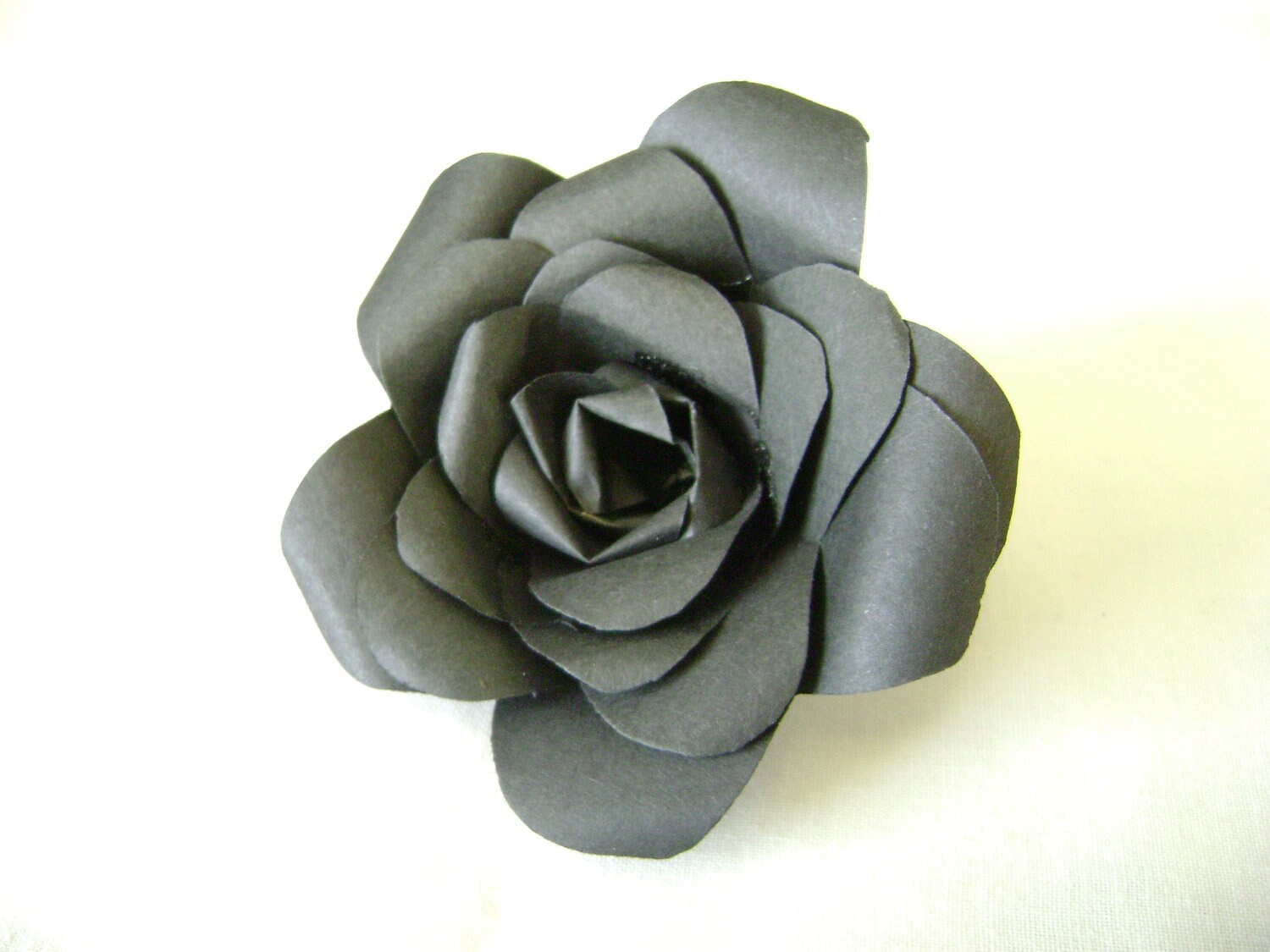 Papier Rose Pin in Schwarz, Blume Brosche Oder Boutonniere, Schwarze von TheCreatorsDaughter