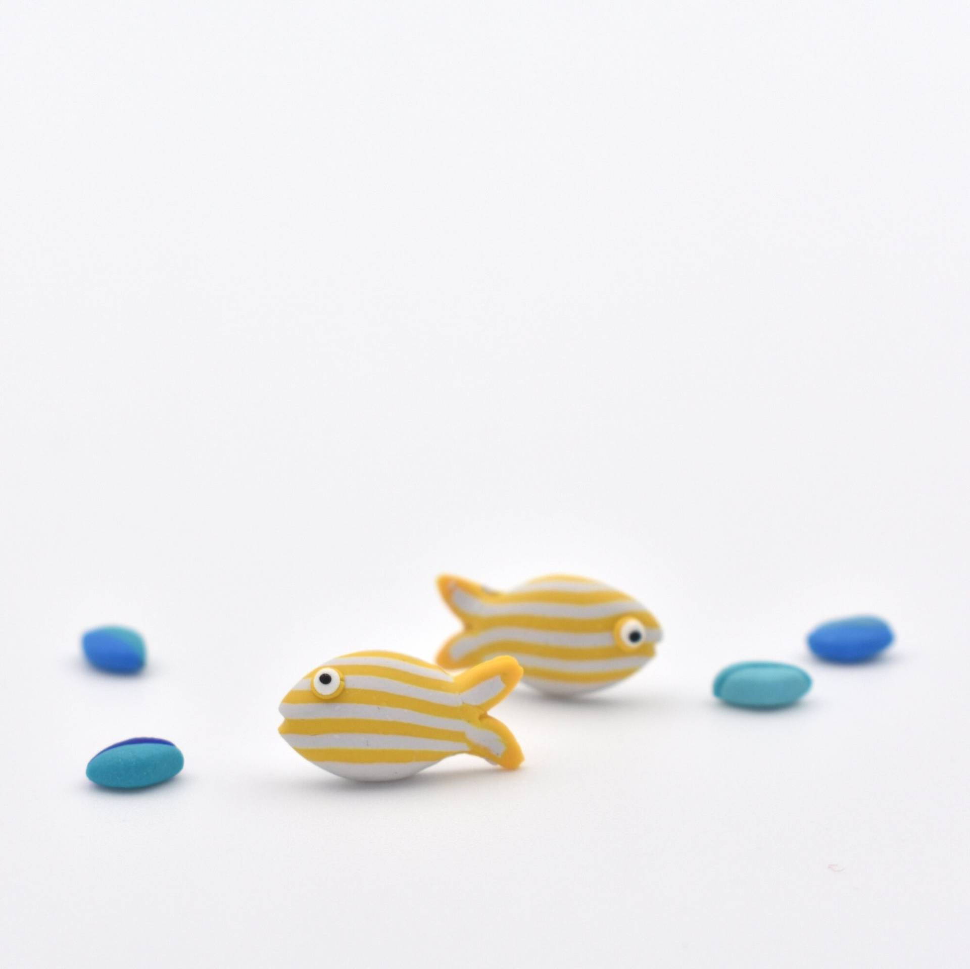 Kleine Fisch Ohrringe, Ohrstecker in Grau Gelb Streifen, Polymer Ton Süße Mädchen Sommer Schmuck, Spaß Tierwelt, Unterwasser Tier Geschenk von TheCreatureshire