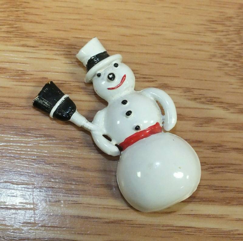 Vintage Corel Signiertes Sammlerstück Weißer Schneemann Mit Besen Urlaub Anstecknadel von TheCrewMBD
