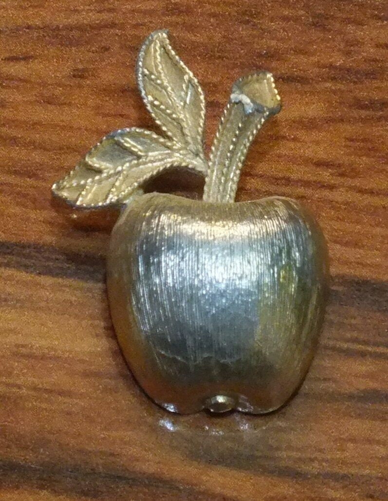 Vintage Goldfarben Signierter Avon Kleiner Apfel Gebürsteter Textur Pin/Brosche Revers von TheCrewMBD