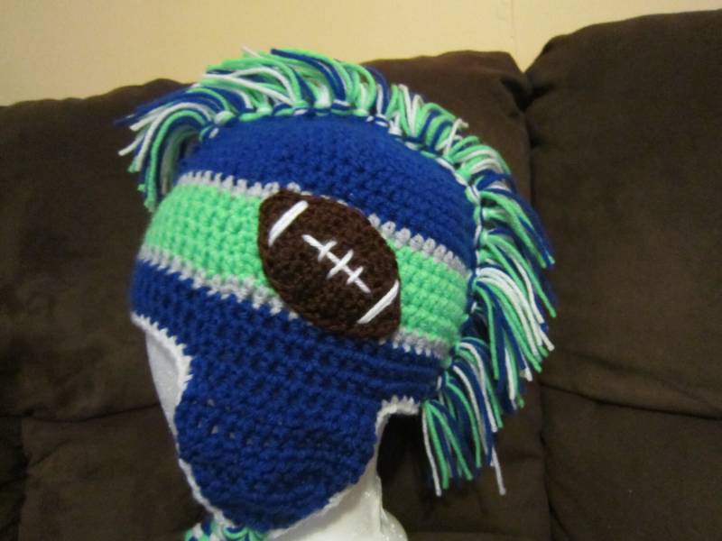 Fußball Mohawk Hut von TheCrochetCorgi