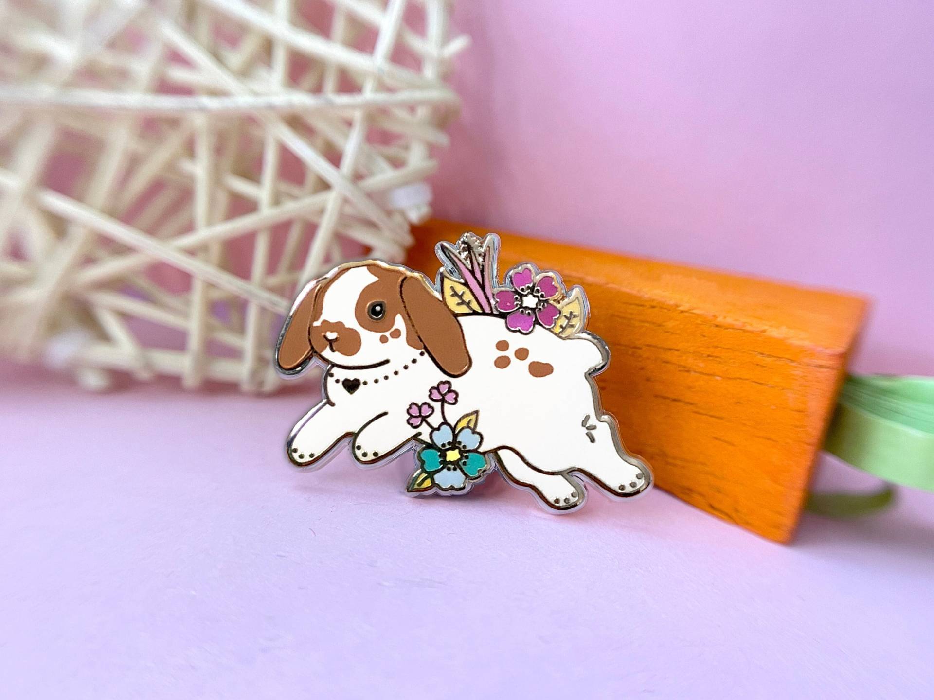 Braun Und Weiß Lop Bunny Pin, Emaille Kaninchen Weiße Enamel Pin Braun Und Weiß Lop Bunny Pin, Emaille Kaninchen Weiße Enamel Pin von TheCrownedRabbit