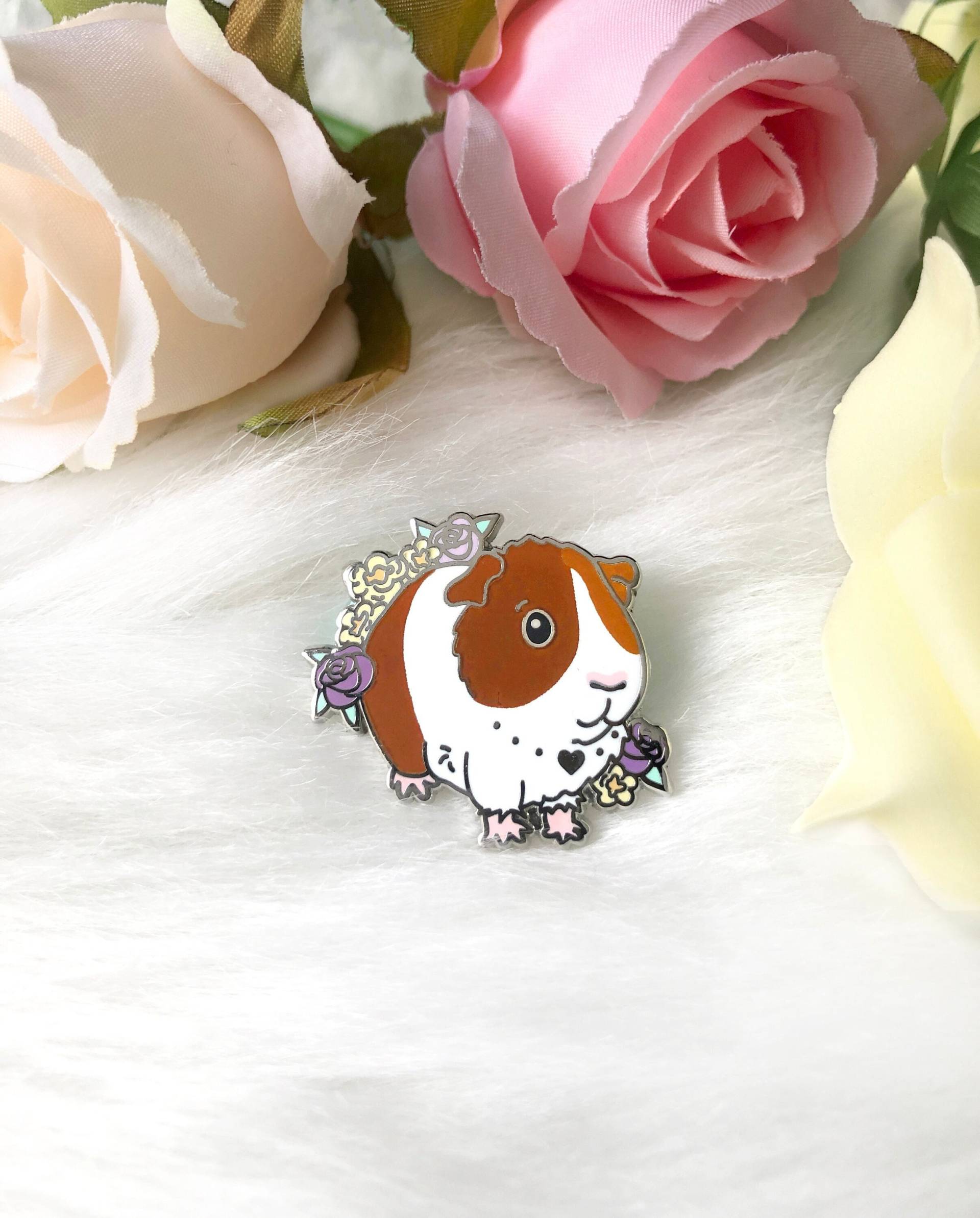 Calico Meerschweinchen Emaille Pin Harte Anstecknadel, Haustier Geschenke, Geschenk Für Tierliebhaber, Geschenk, Meerschweinchen, Kunst Calico Meerschweinchen Emaille Pin Harte Anstecknadel, Haustier Geschenke, Geschenk Für Tierliebhaber, Geschenk, Meerschweinchen, Kunst von TheCrownedRabbit
